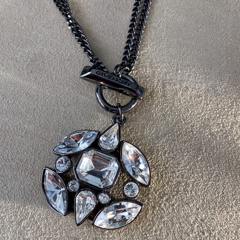Givenchy necklace - Picture 4 of 5